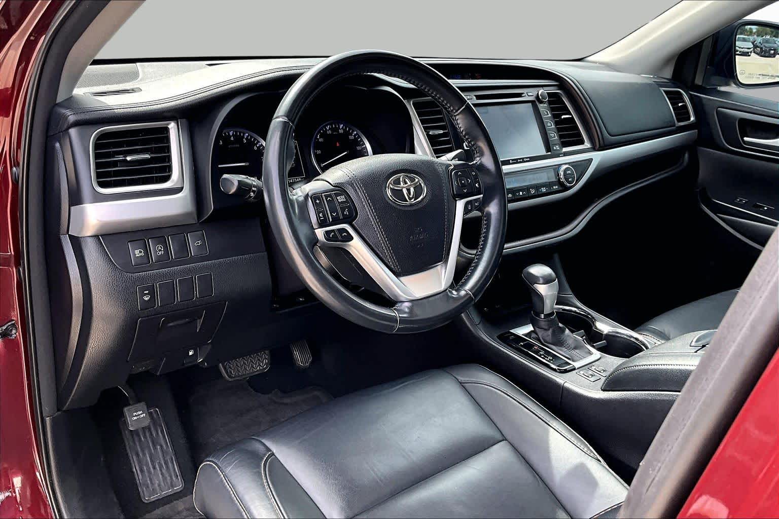 2017 Toyota Highlander photo 16 of 32