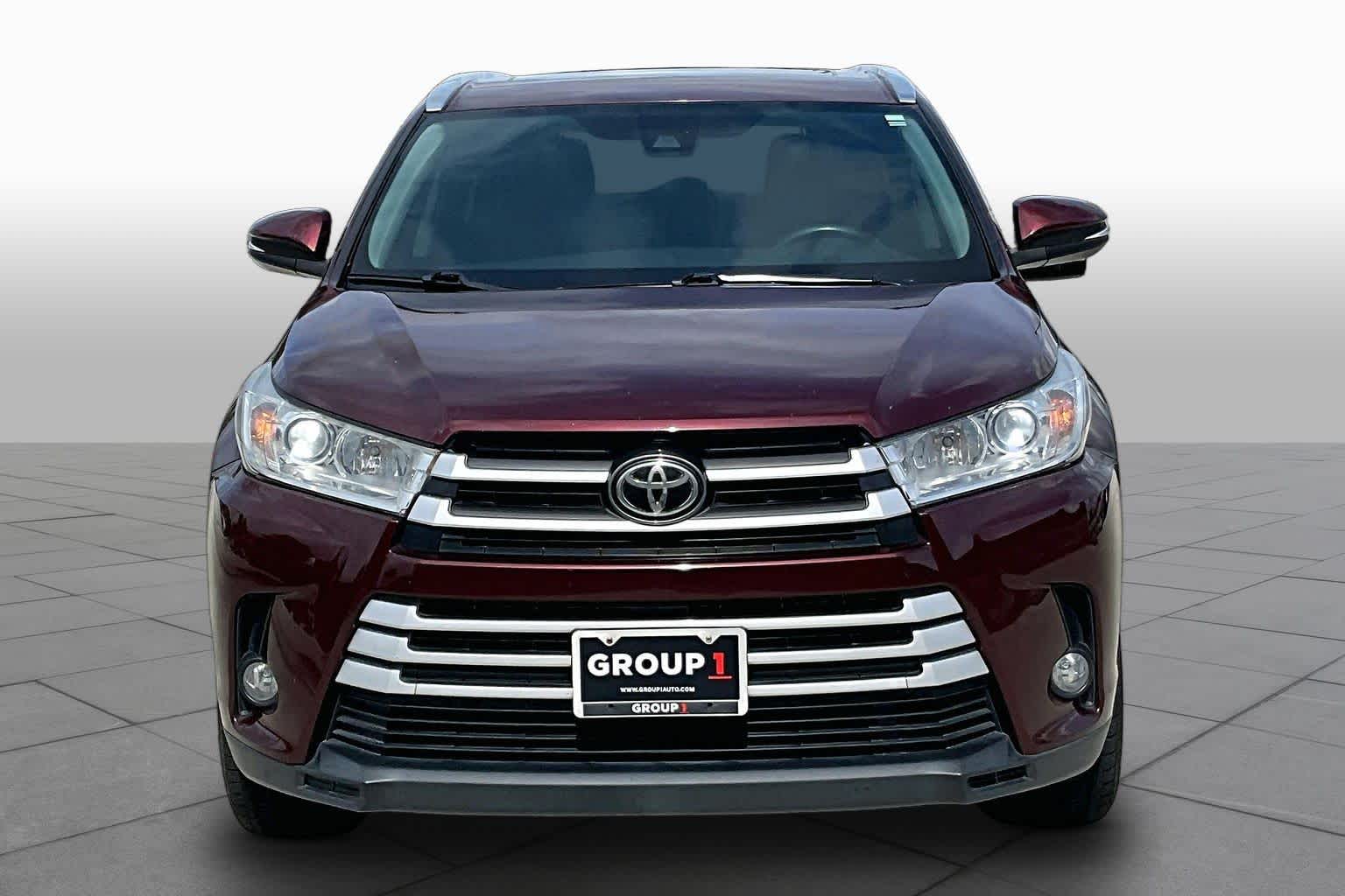 2017 Toyota Highlander photo 4 of 32