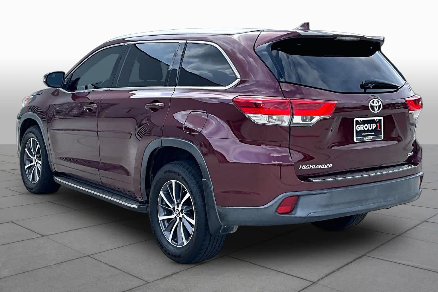 2017 Toyota Highlander photo 11 of 32