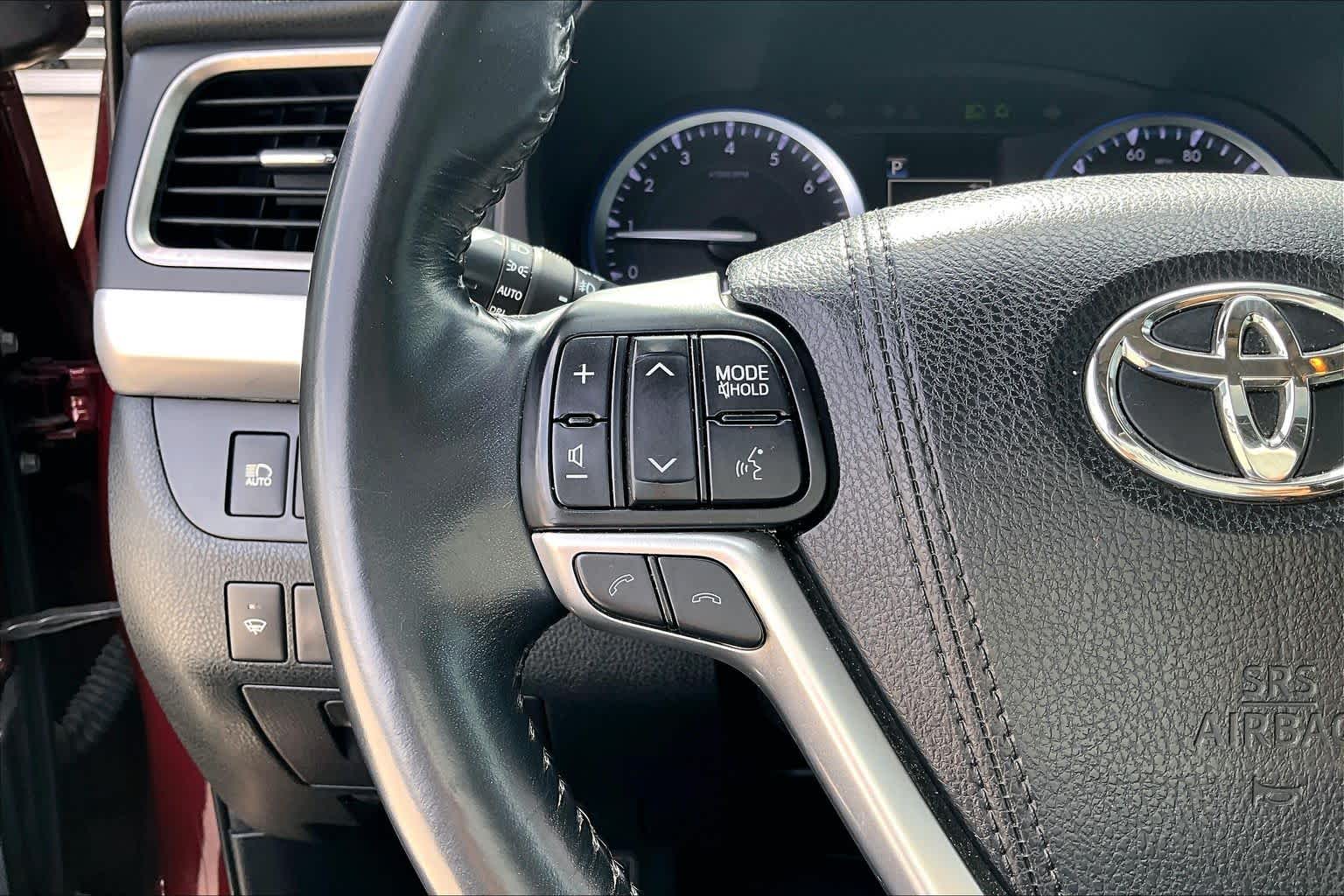 2017 Toyota Highlander photo 22 of 32