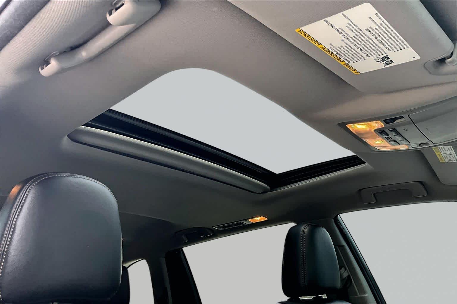 2017 Toyota Highlander photo 13 of 32