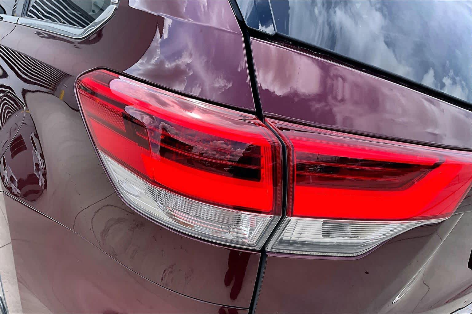 2017 Toyota Highlander photo 27 of 32