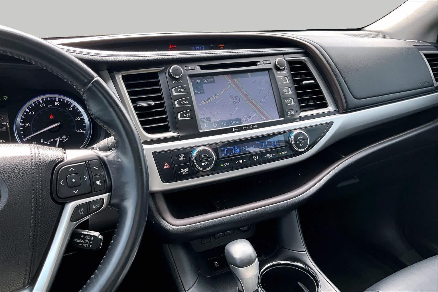 2017 Toyota Highlander photo 7 of 32