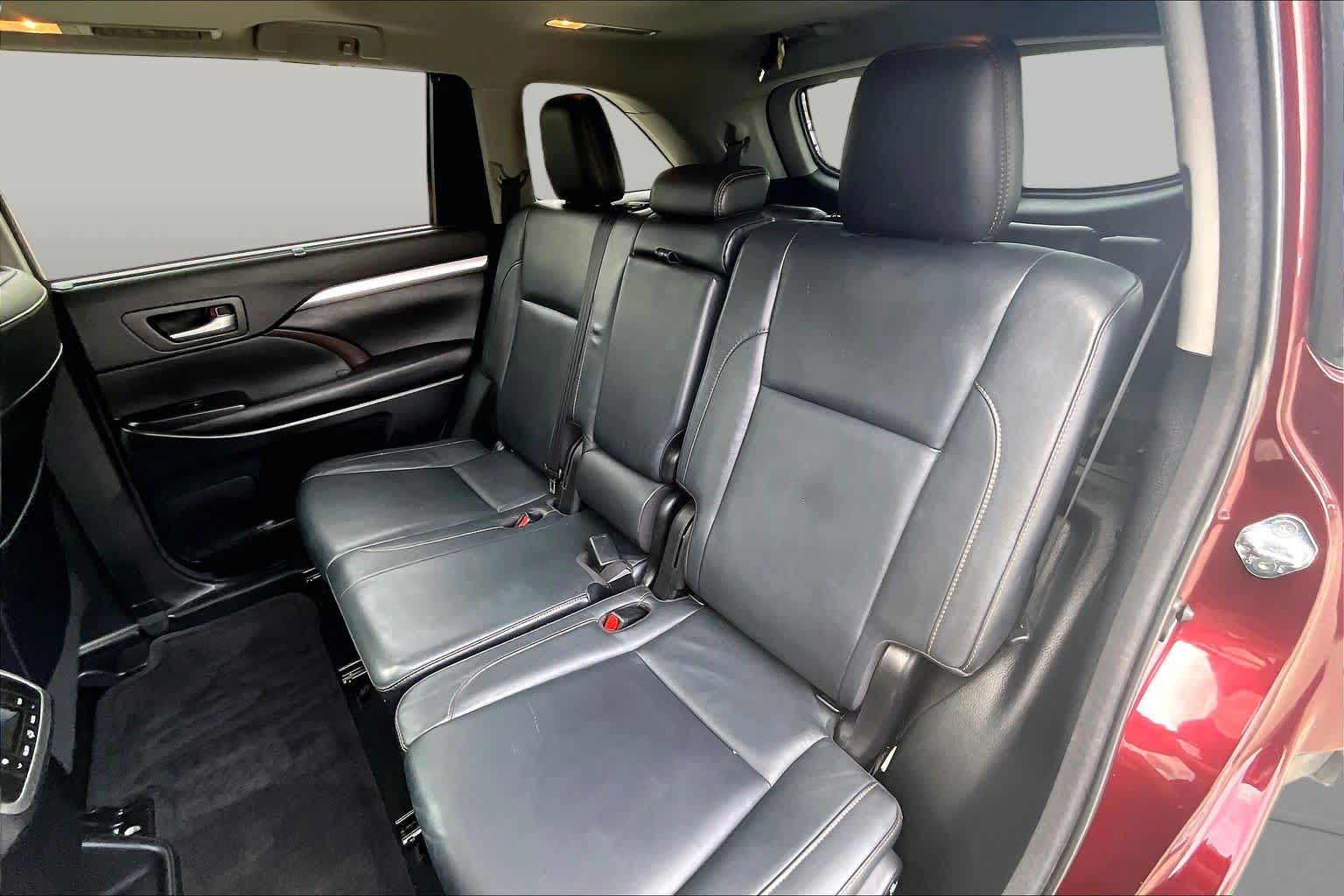 2017 Toyota Highlander photo 18 of 32