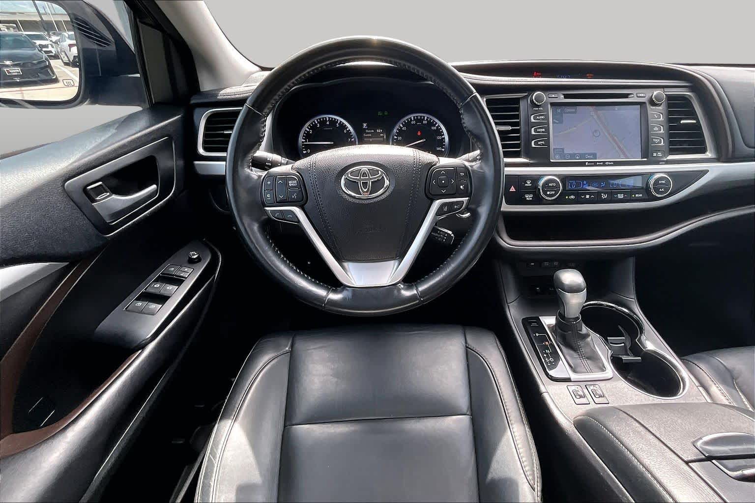 2017 Toyota Highlander photo 6 of 32