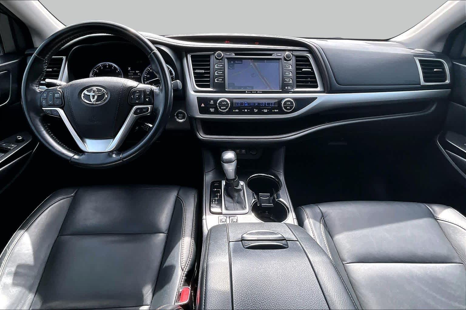 2017 Toyota Highlander photo 14 of 32