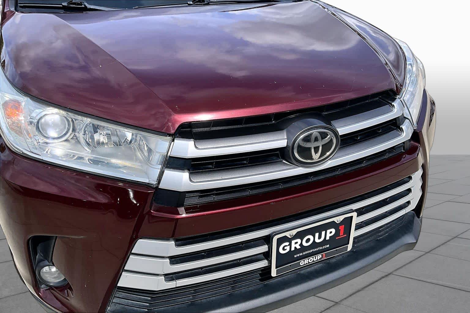 2017 Toyota Highlander photo 28 of 32