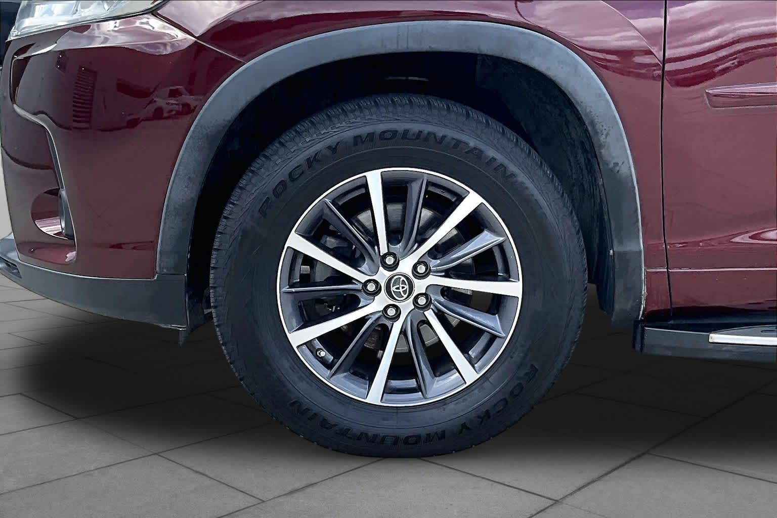 2017 Toyota Highlander photo 10 of 32