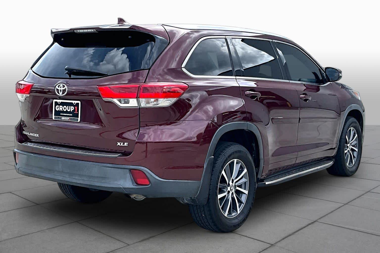 2017 Toyota Highlander photo 12 of 32