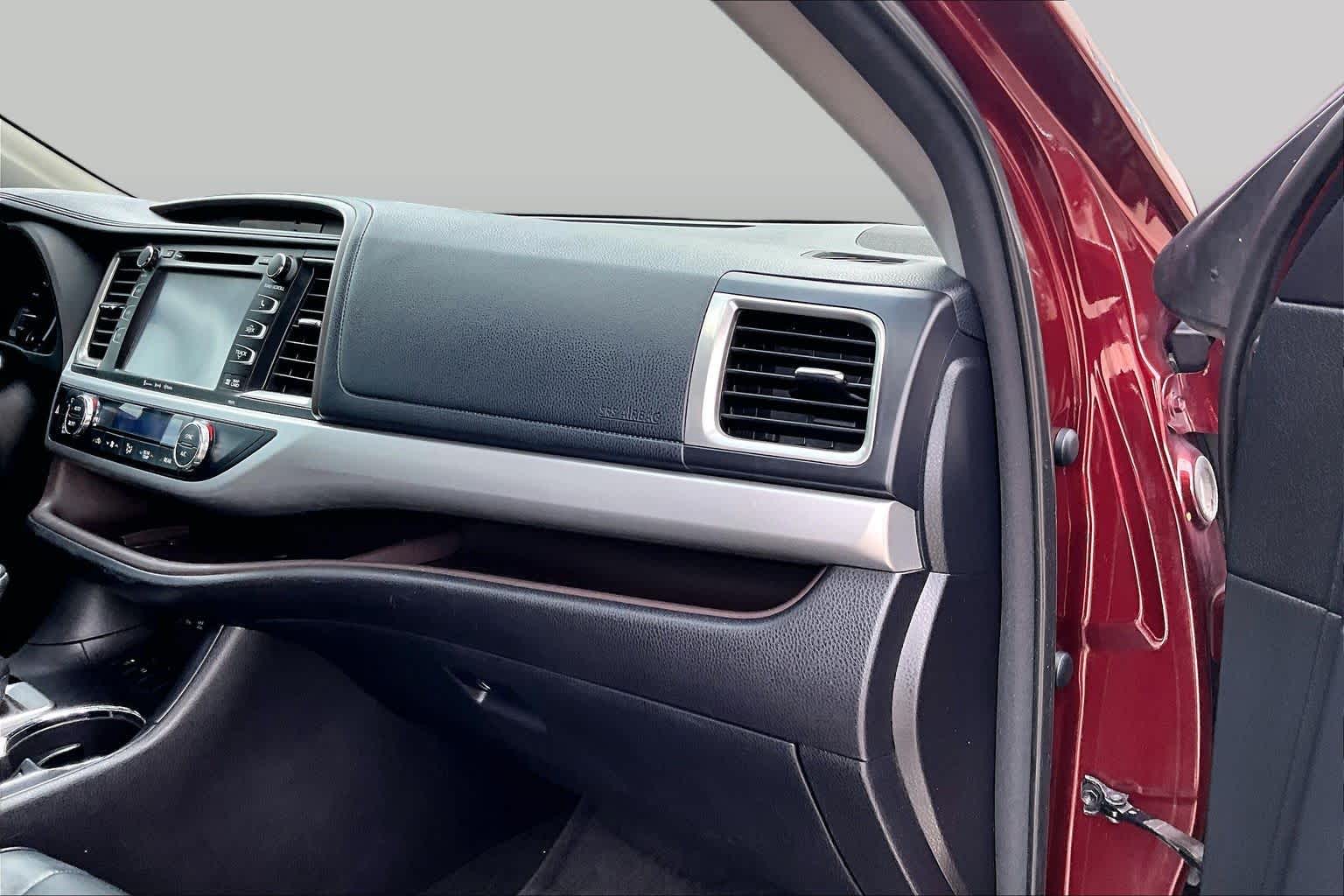 2017 Toyota Highlander photo 17 of 32