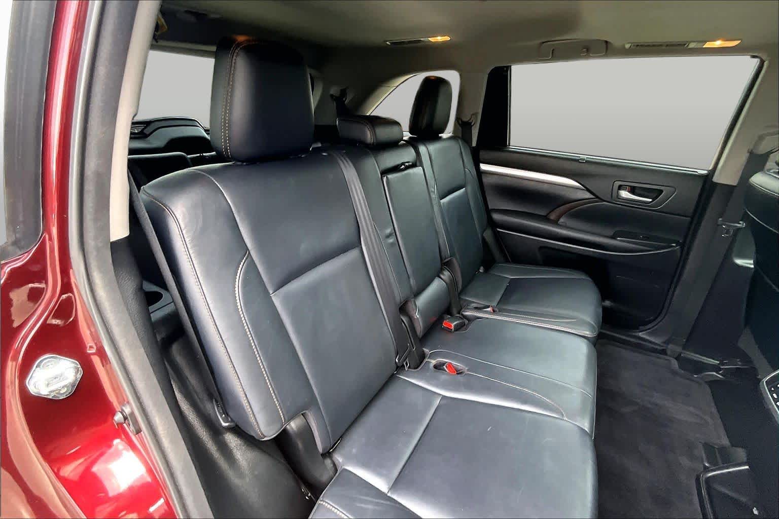 2017 Toyota Highlander photo 19 of 32