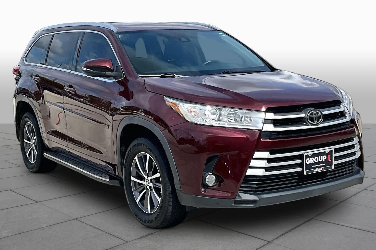 2017 Toyota Highlander photo 3 of 32