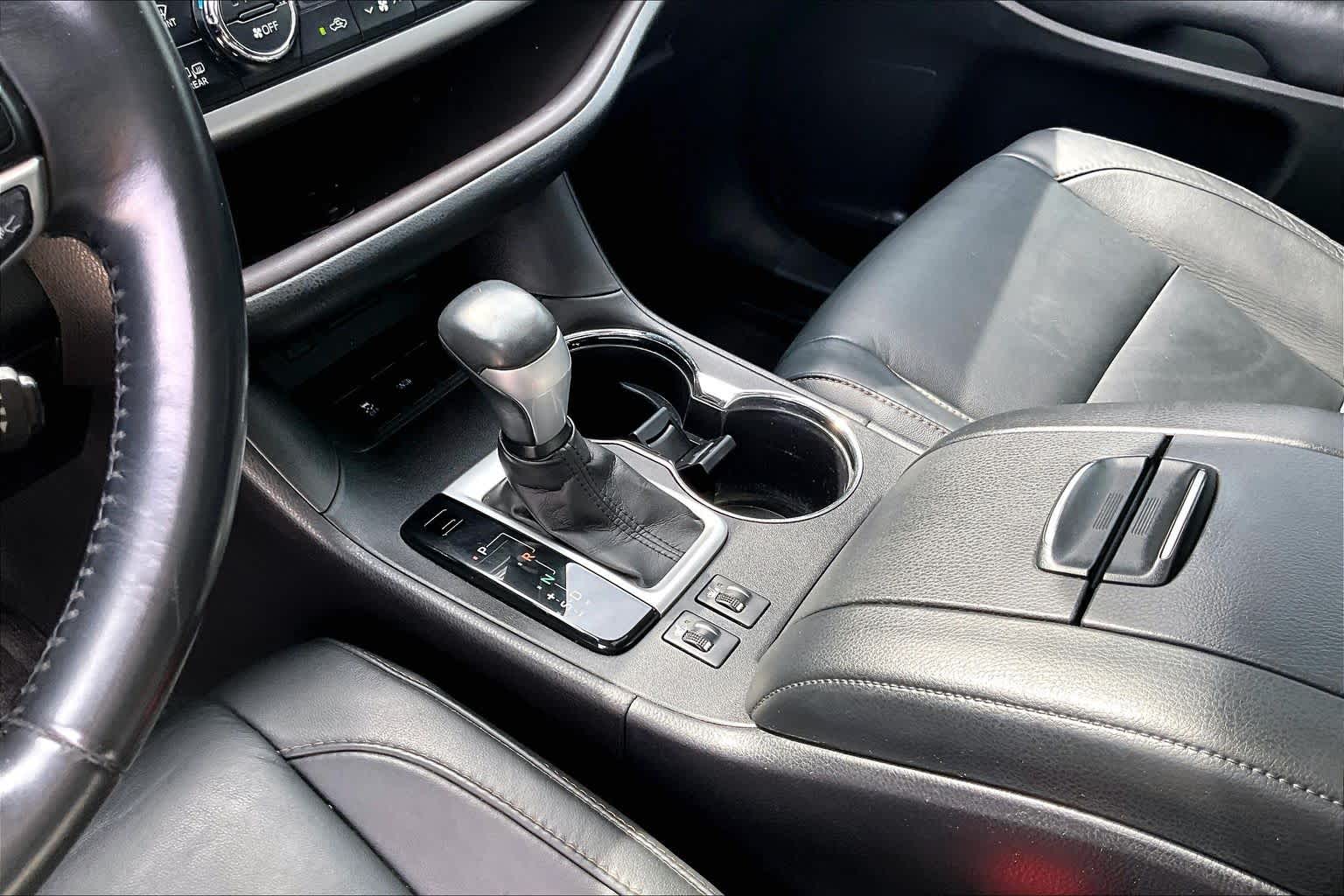 2017 Toyota Highlander photo 15 of 32