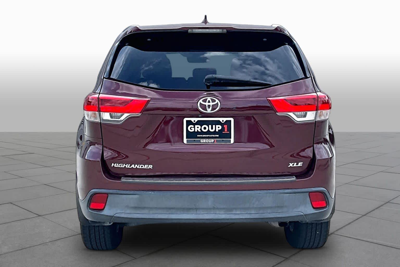 2017 Toyota Highlander photo 5 of 32