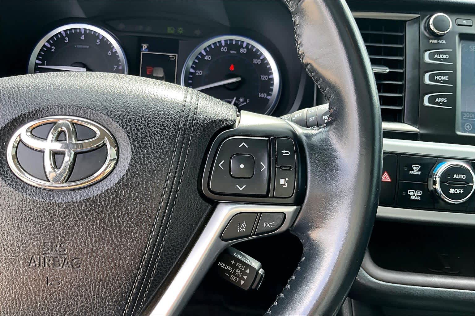 2017 Toyota Highlander photo 23 of 32