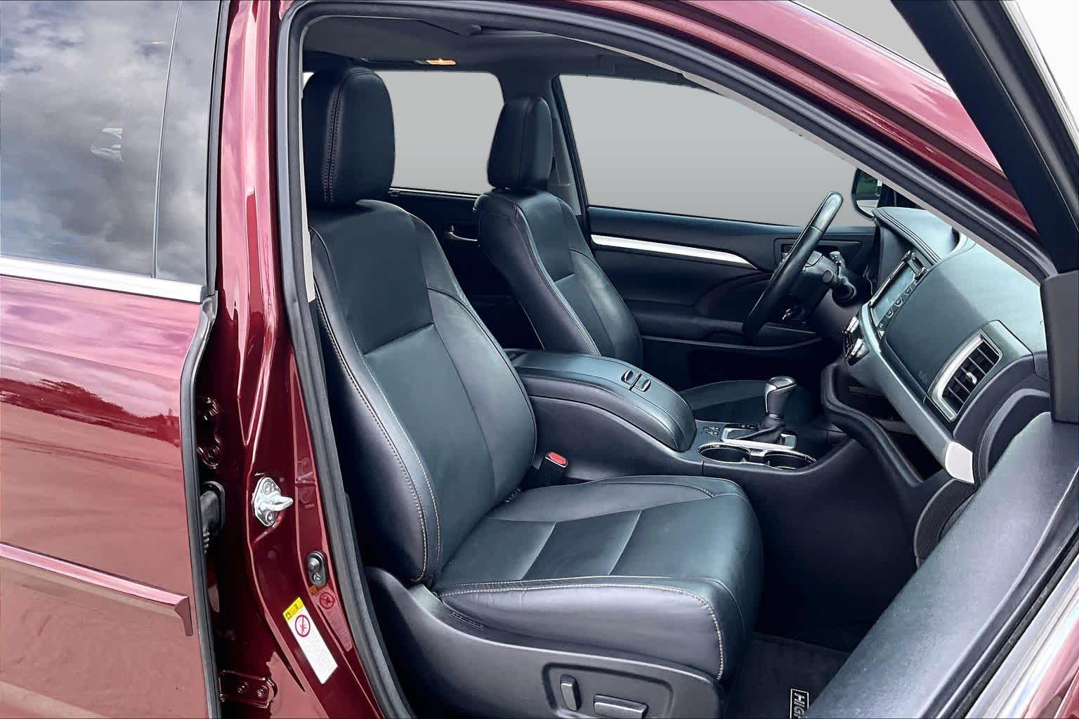 2017 Toyota Highlander photo 9 of 32