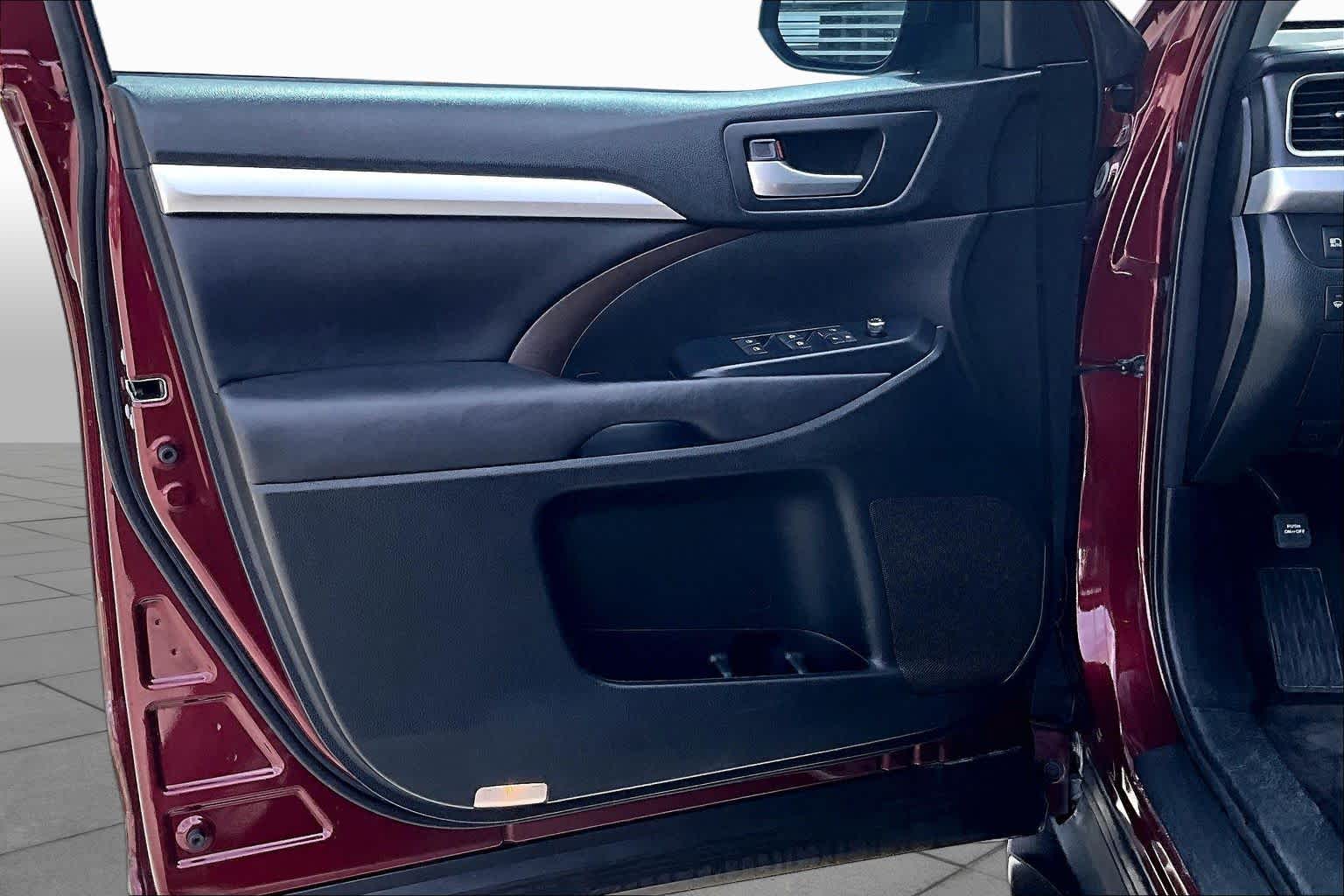 2017 Toyota Highlander photo 20 of 32