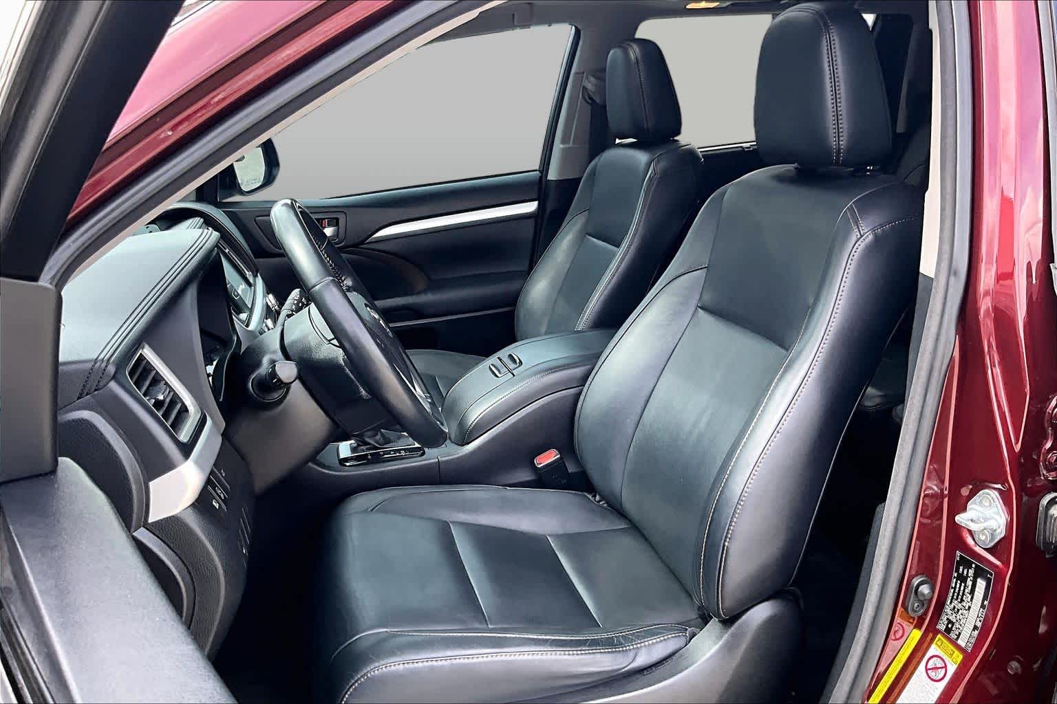 2017 Toyota Highlander photo 8 of 32