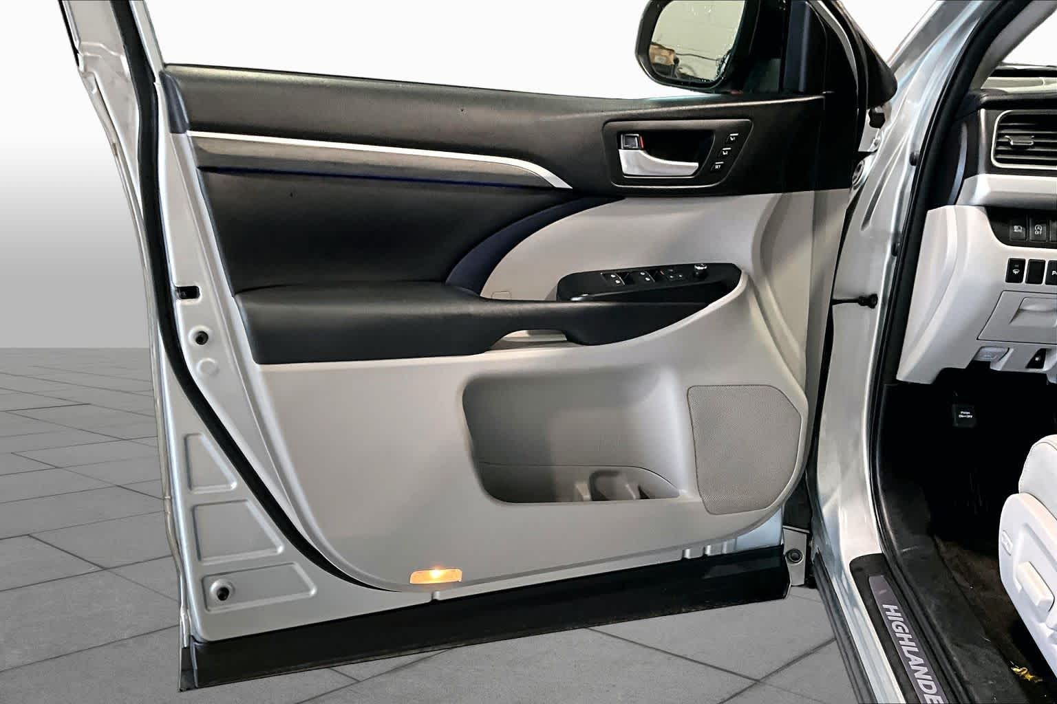 2018 Toyota Highlander Limited Celestial Silver Metallic at Group 1 Toyota Southwest