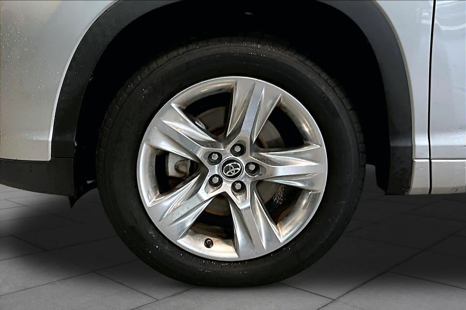 2018 Toyota Highlander Limited Celestial Silver Metallic at Group 1 Toyota Southwest