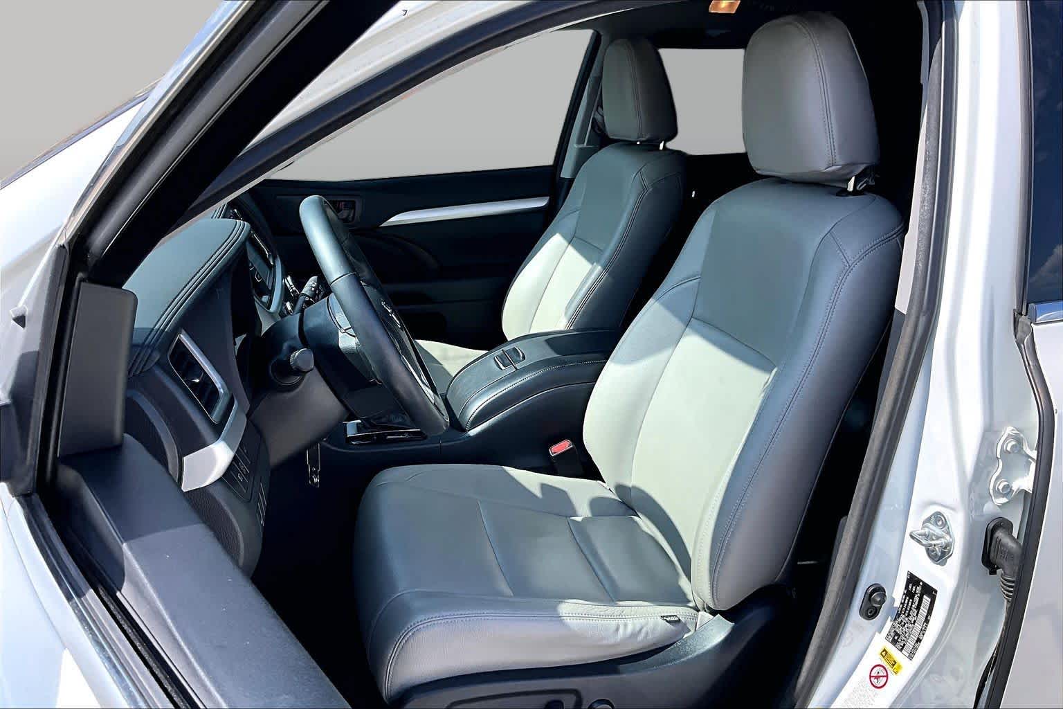 2018 Toyota Highlander LE Blizzard Pearl at AutoNation USA Katy