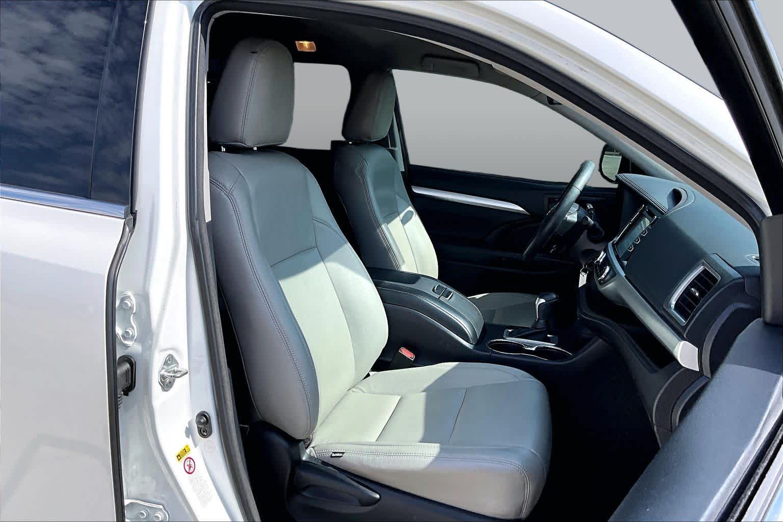2018 Toyota Highlander LE Blizzard Pearl at AutoNation USA Katy