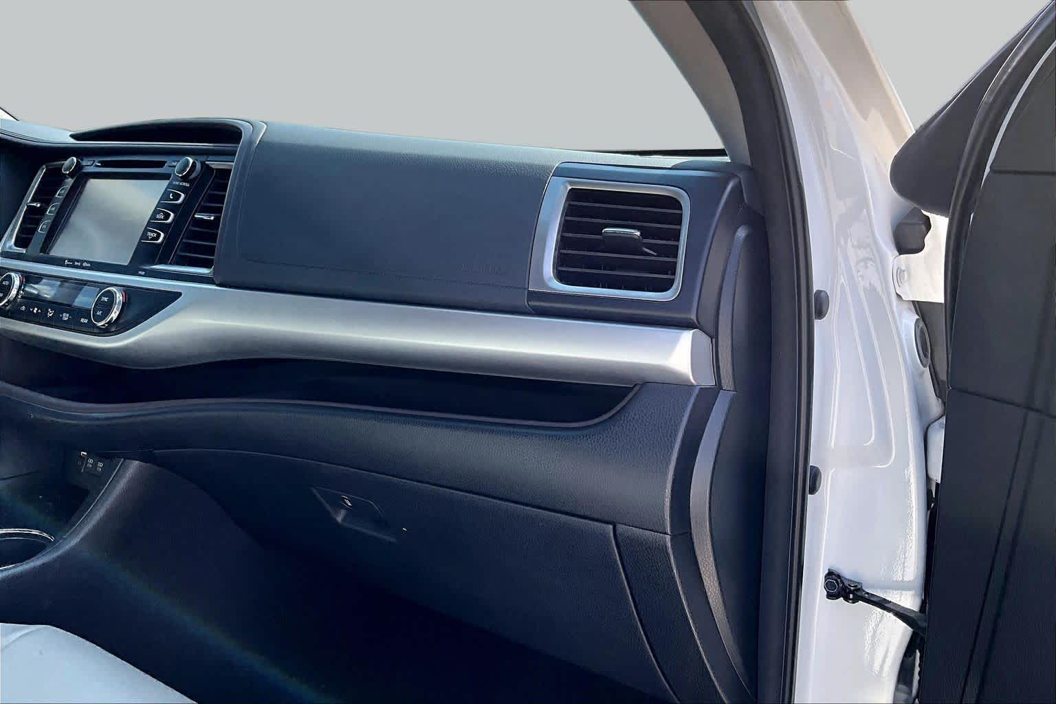 2018 Toyota Highlander LE Blizzard Pearl at AutoNation USA Katy