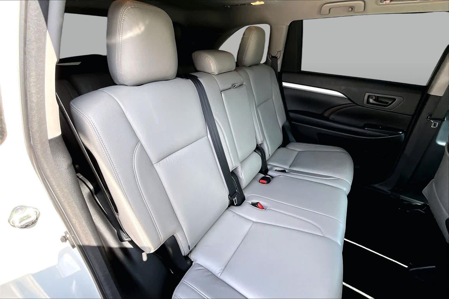 2018 Toyota Highlander LE Blizzard Pearl at AutoNation USA Katy