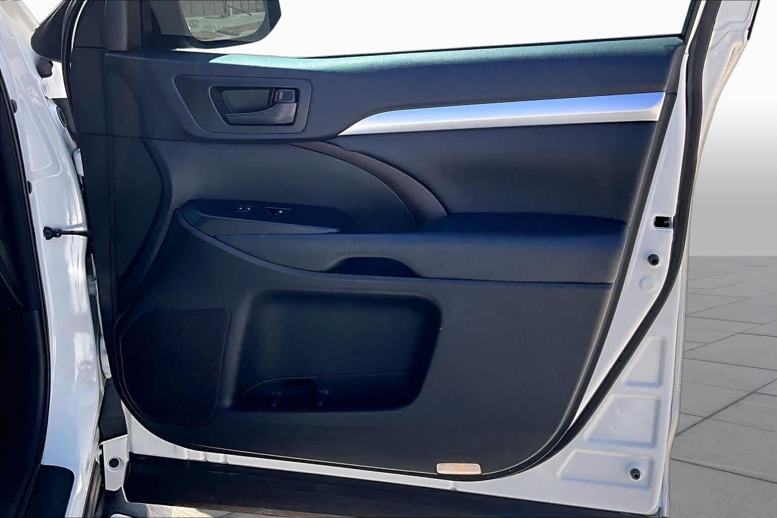 2018 Toyota Highlander LE Blizzard Pearl at AutoNation USA Katy