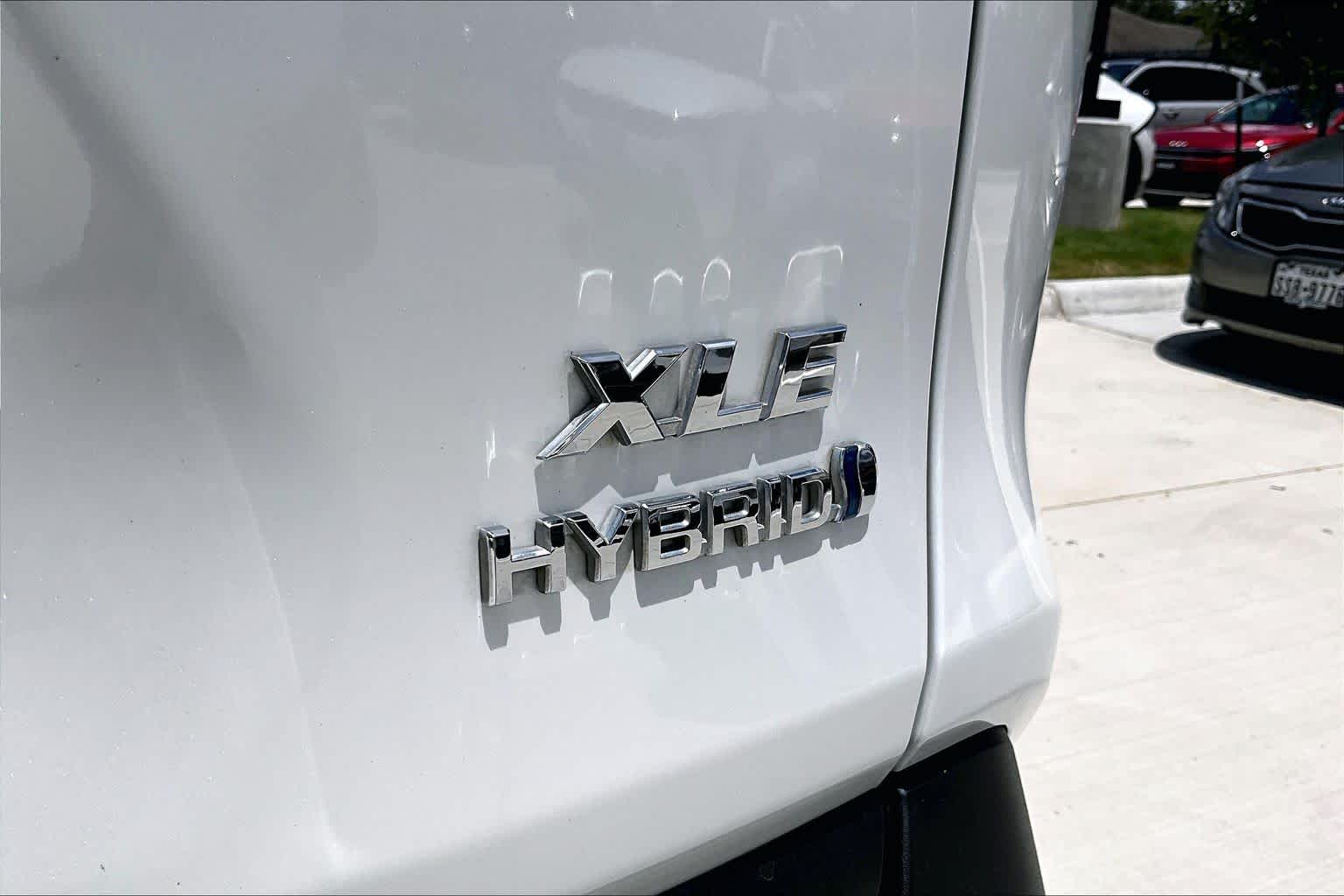2024 Toyota RAV4 Hybrid XLE Premium - 9