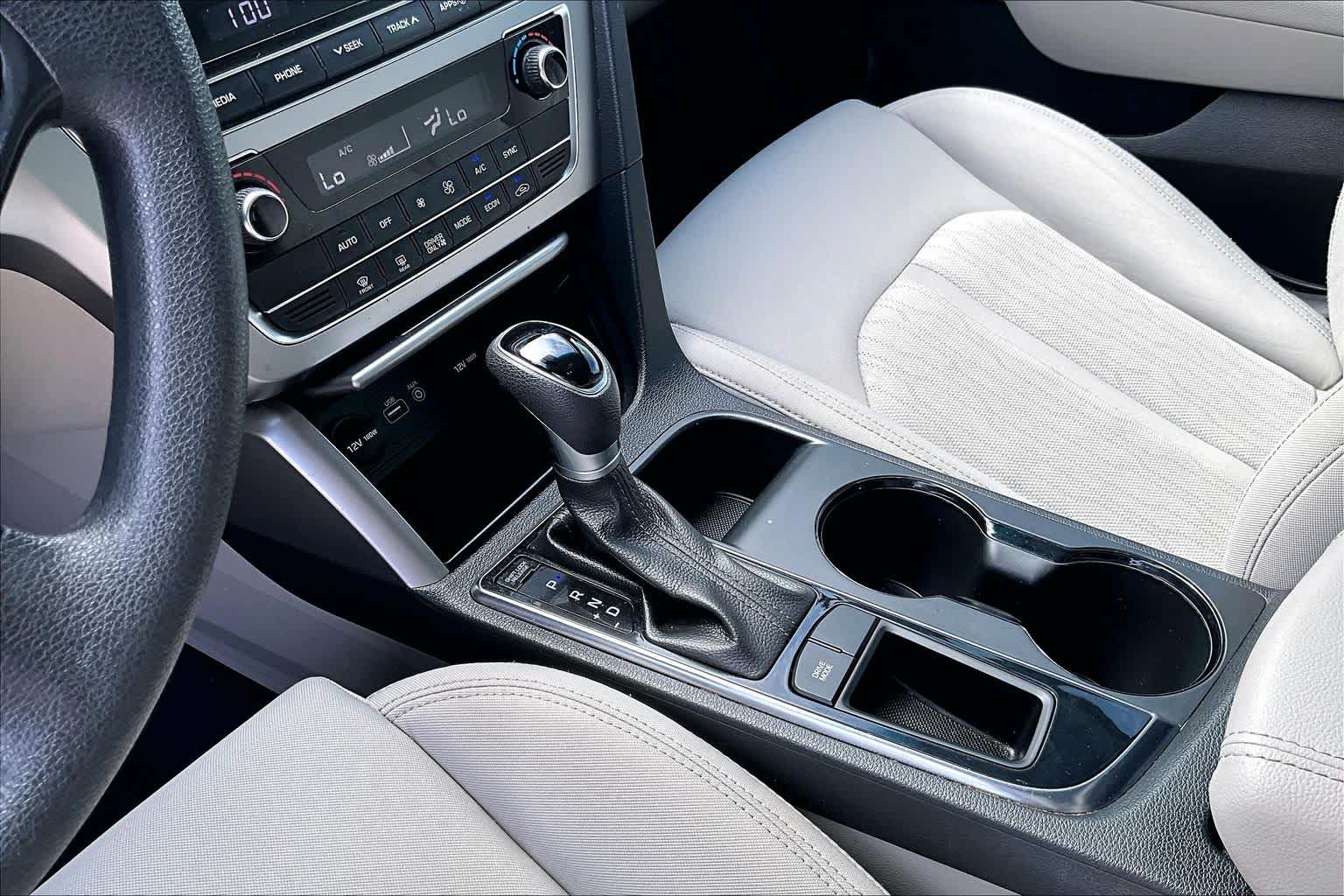 2017 Hyundai Sonata Hybrid photo 15 of 31