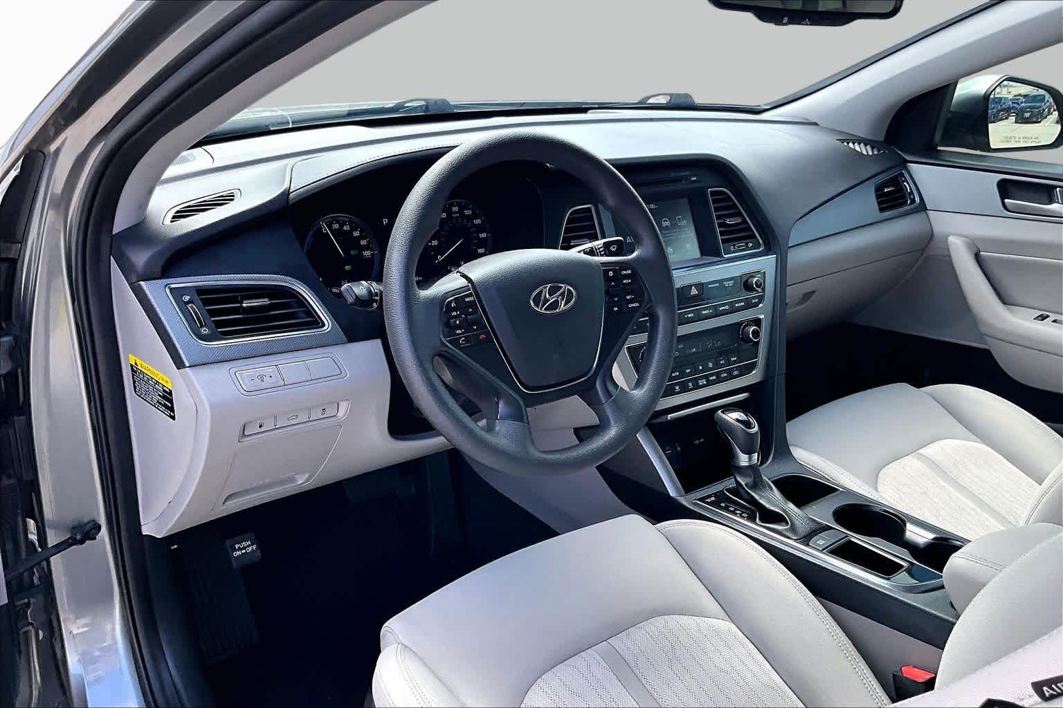 2017 Hyundai Sonata Hybrid photo 16 of 31