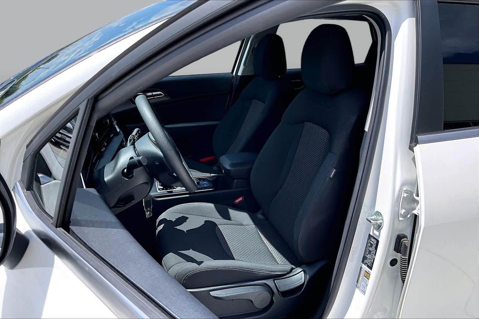 2024 Kia Sportage LX Snow White Pearl at Beck & Masten Kia