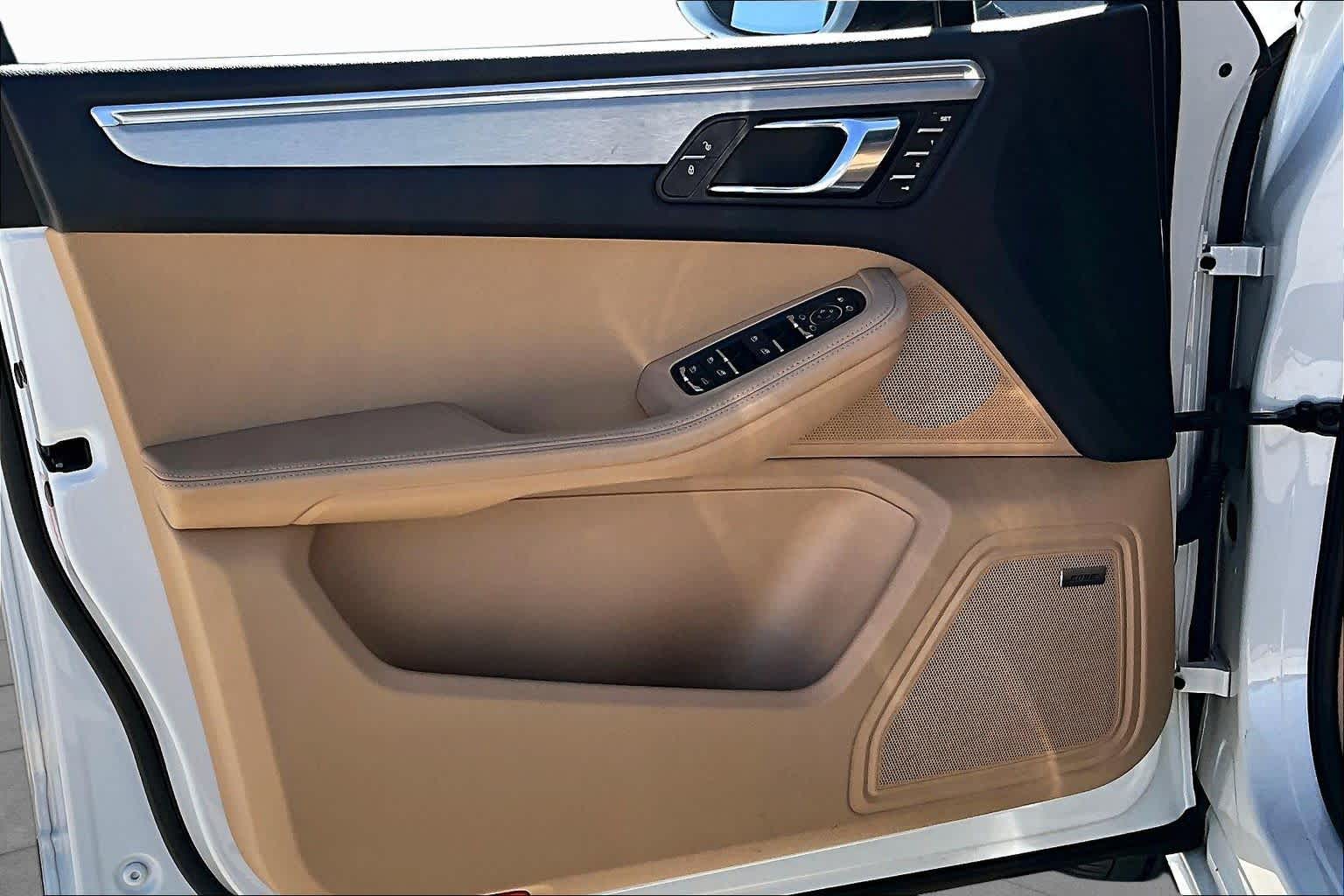 2017 Porsche Macan photo 20 of 31