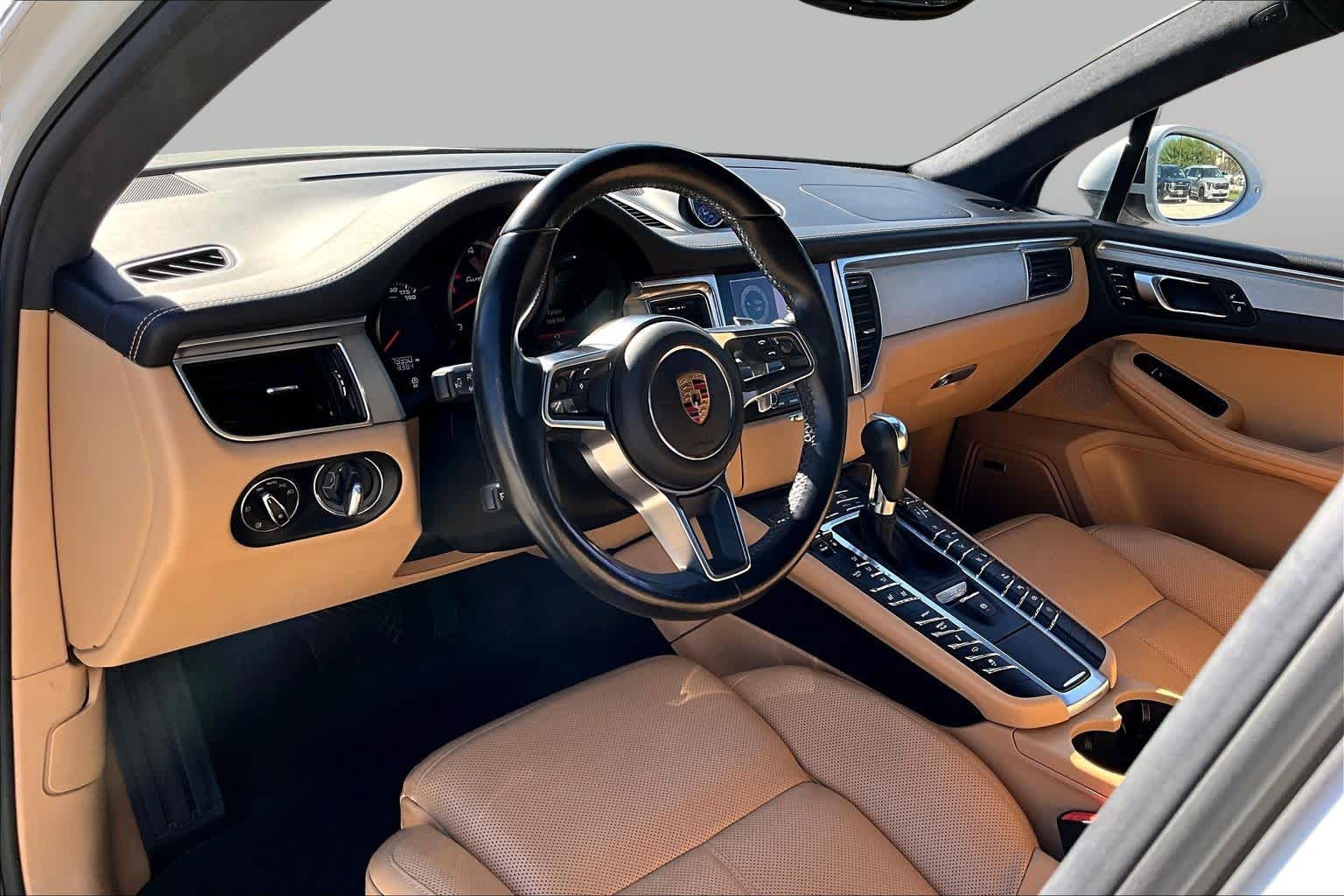 2017 Porsche Macan photo 16 of 31