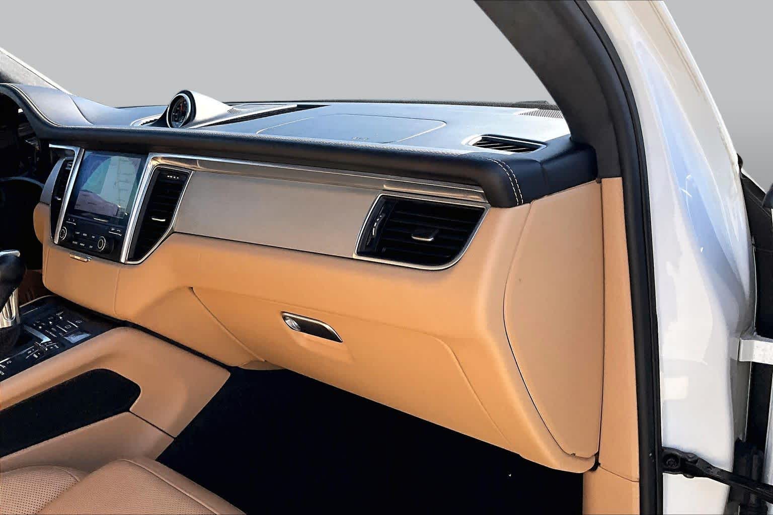 2017 Porsche Macan photo 17 of 31