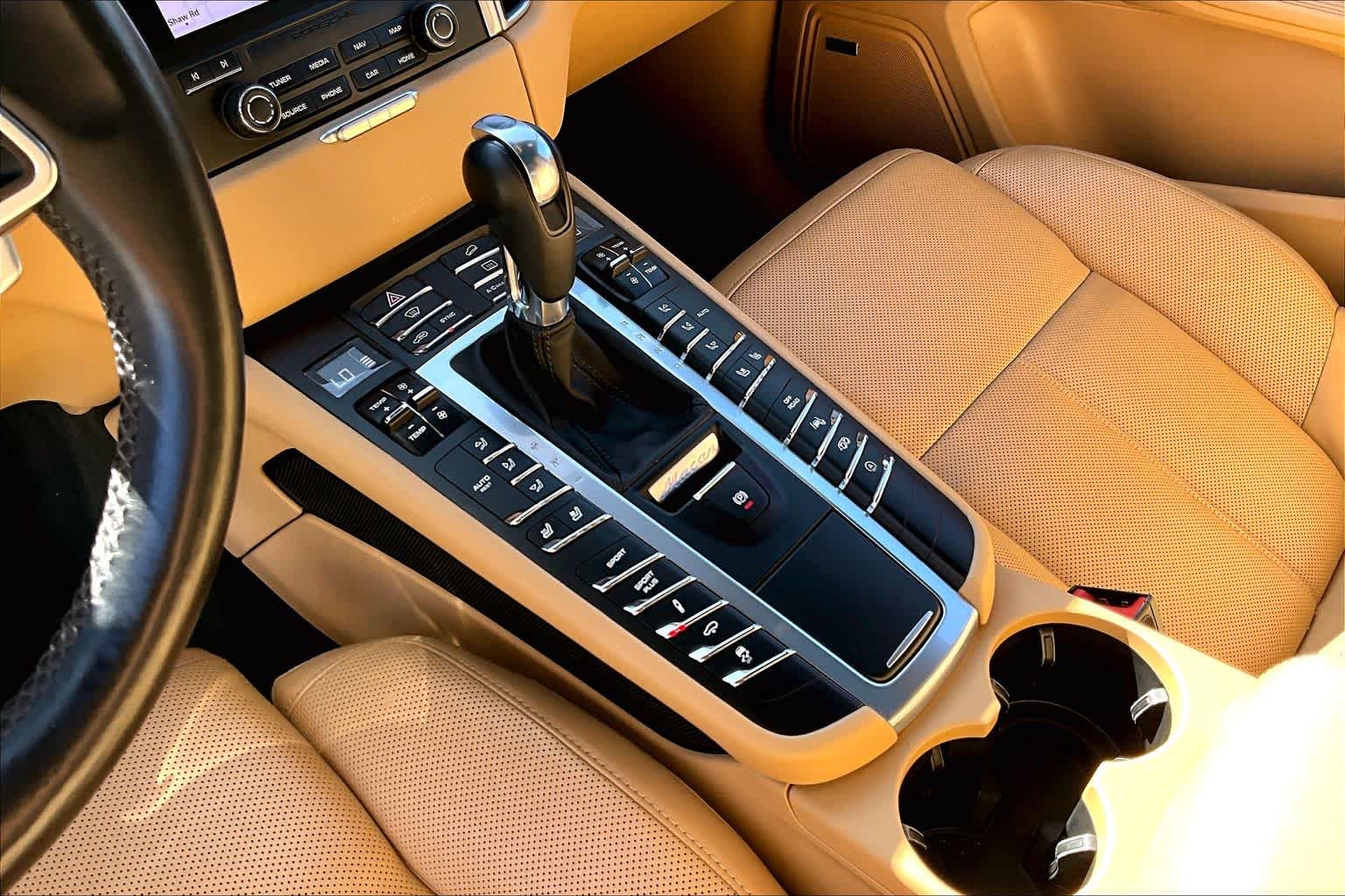 2017 Porsche Macan photo 15 of 31