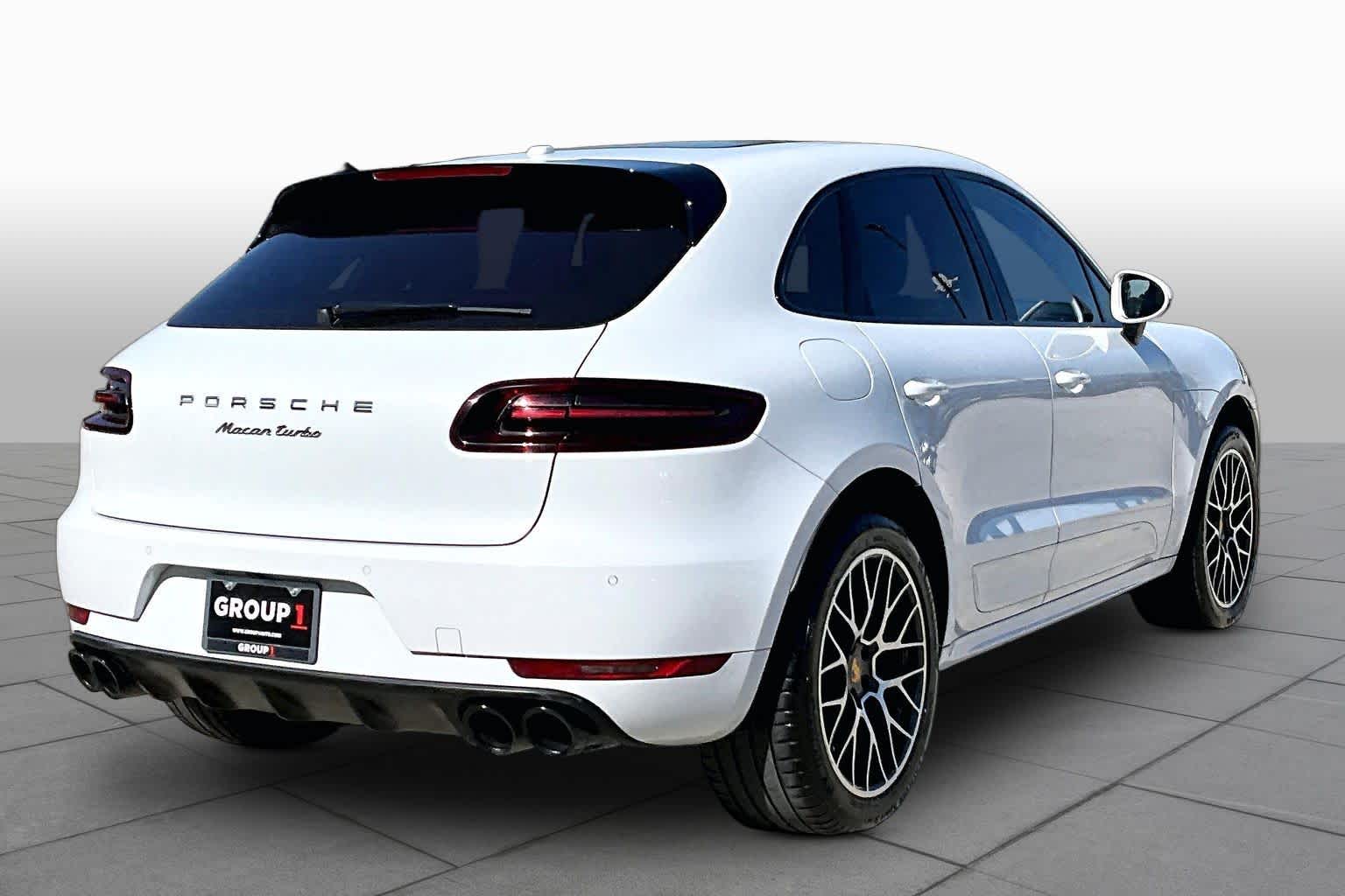 2017 Porsche Macan photo 12 of 31