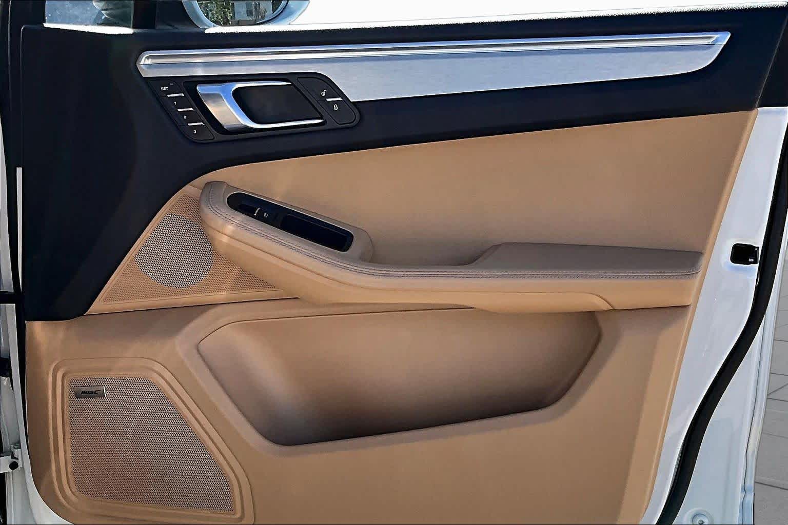 2017 Porsche Macan photo 21 of 31