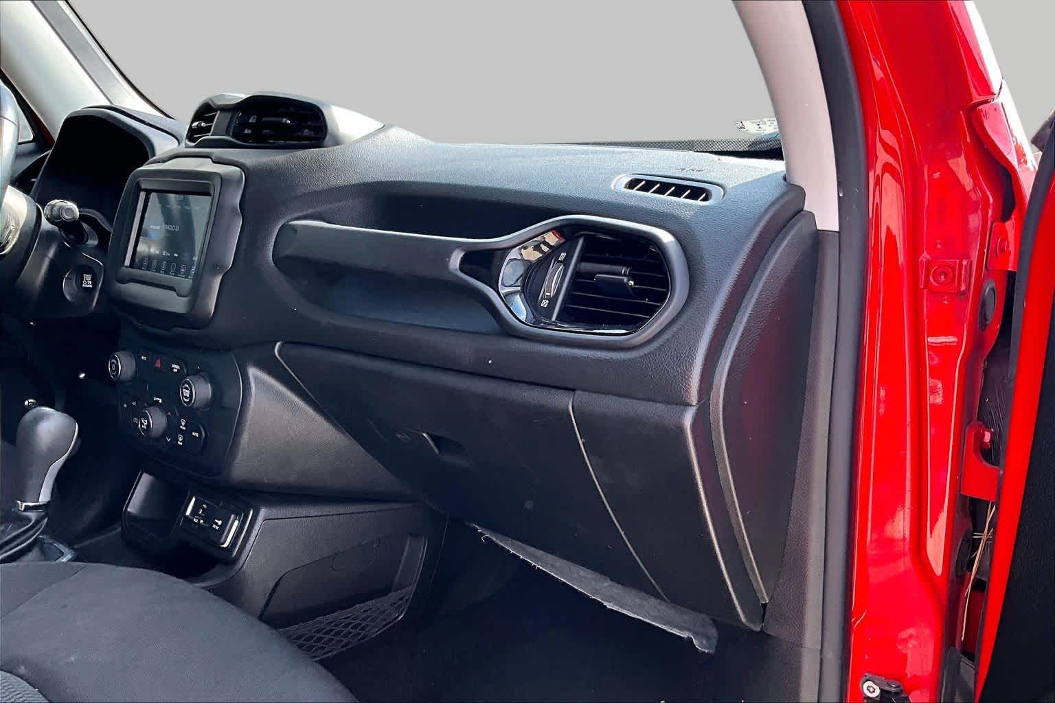 2018 Jeep Renegade photo 17 of 30