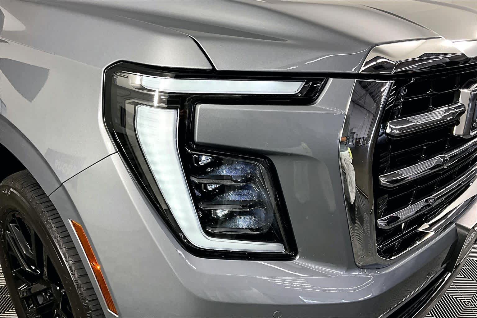 Used 2025 Sterling Metallic GMC Elevation image 27
