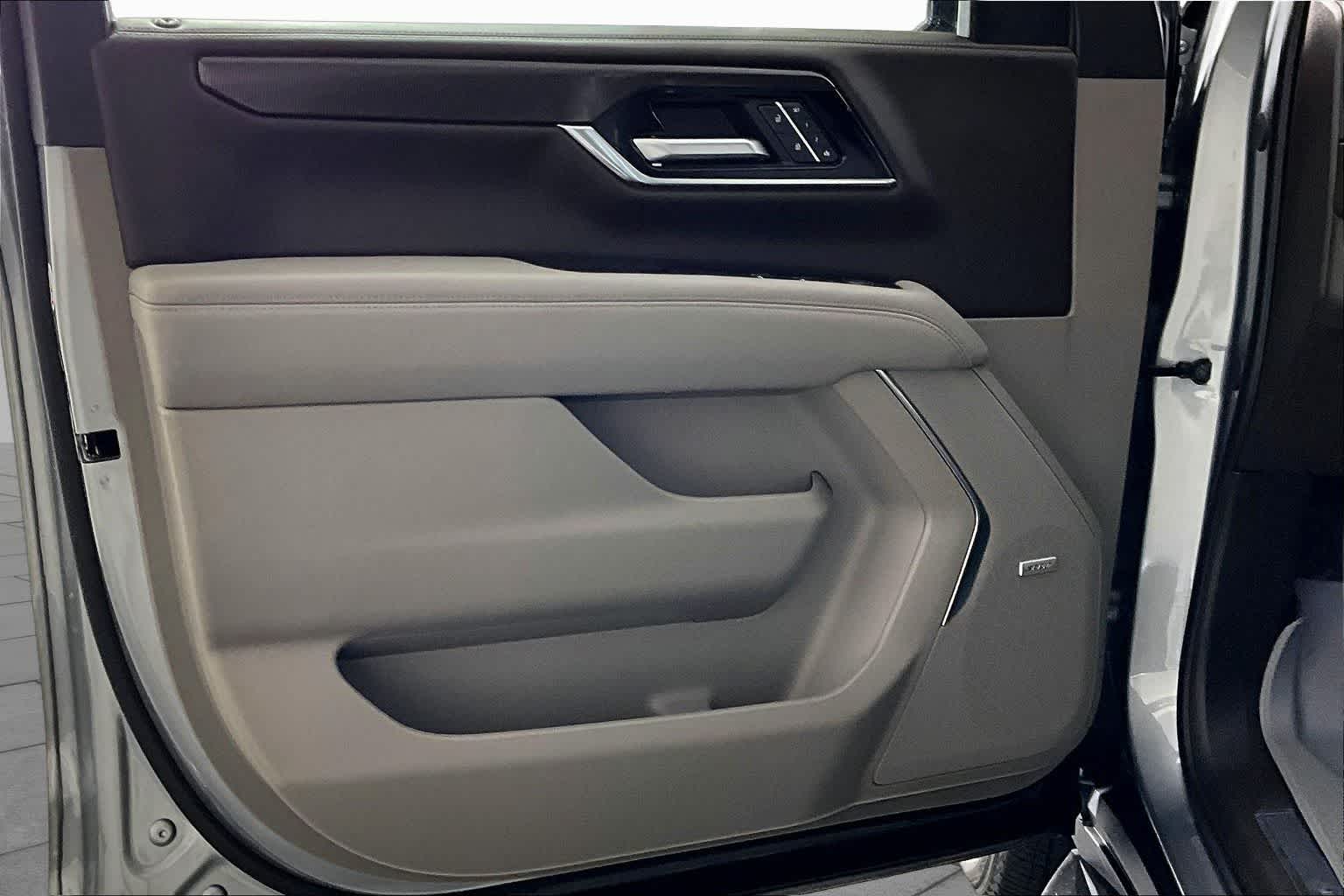 Used 2025 Sterling Metallic GMC Elevation image 21