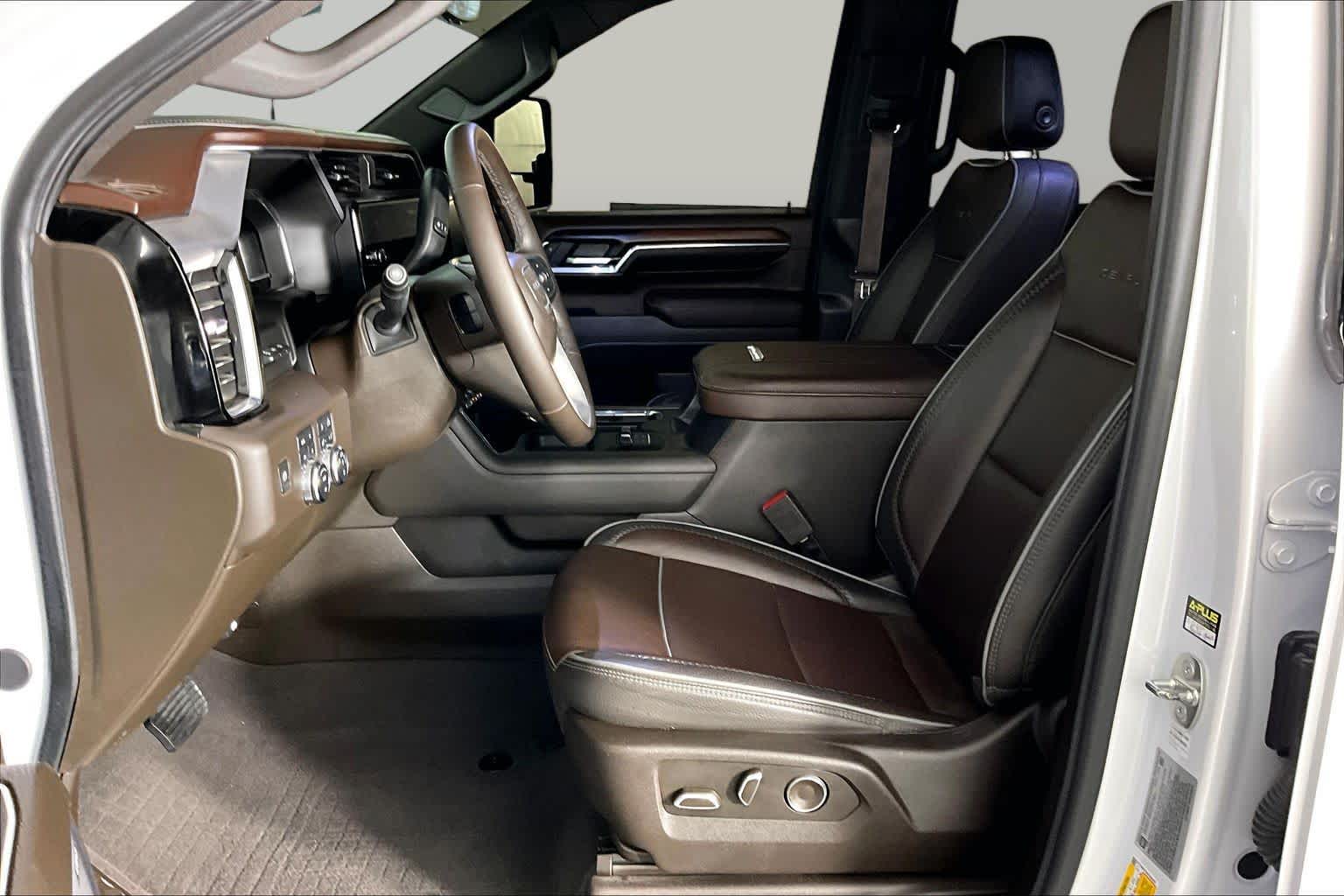 Used 2024 White Frost Tricoat GMC Denali image 8