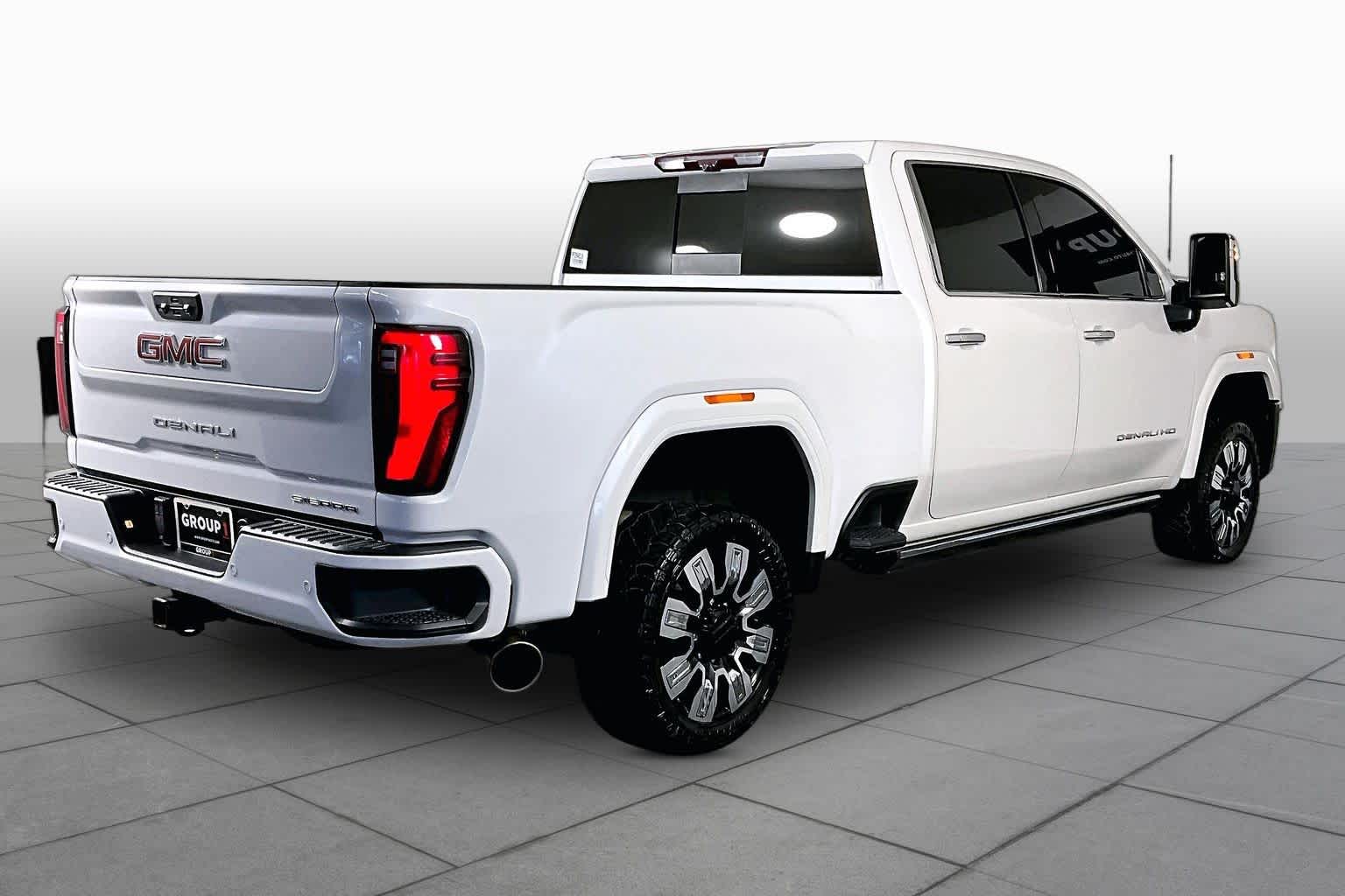 Used 2024 White Frost Tricoat GMC Denali image 13