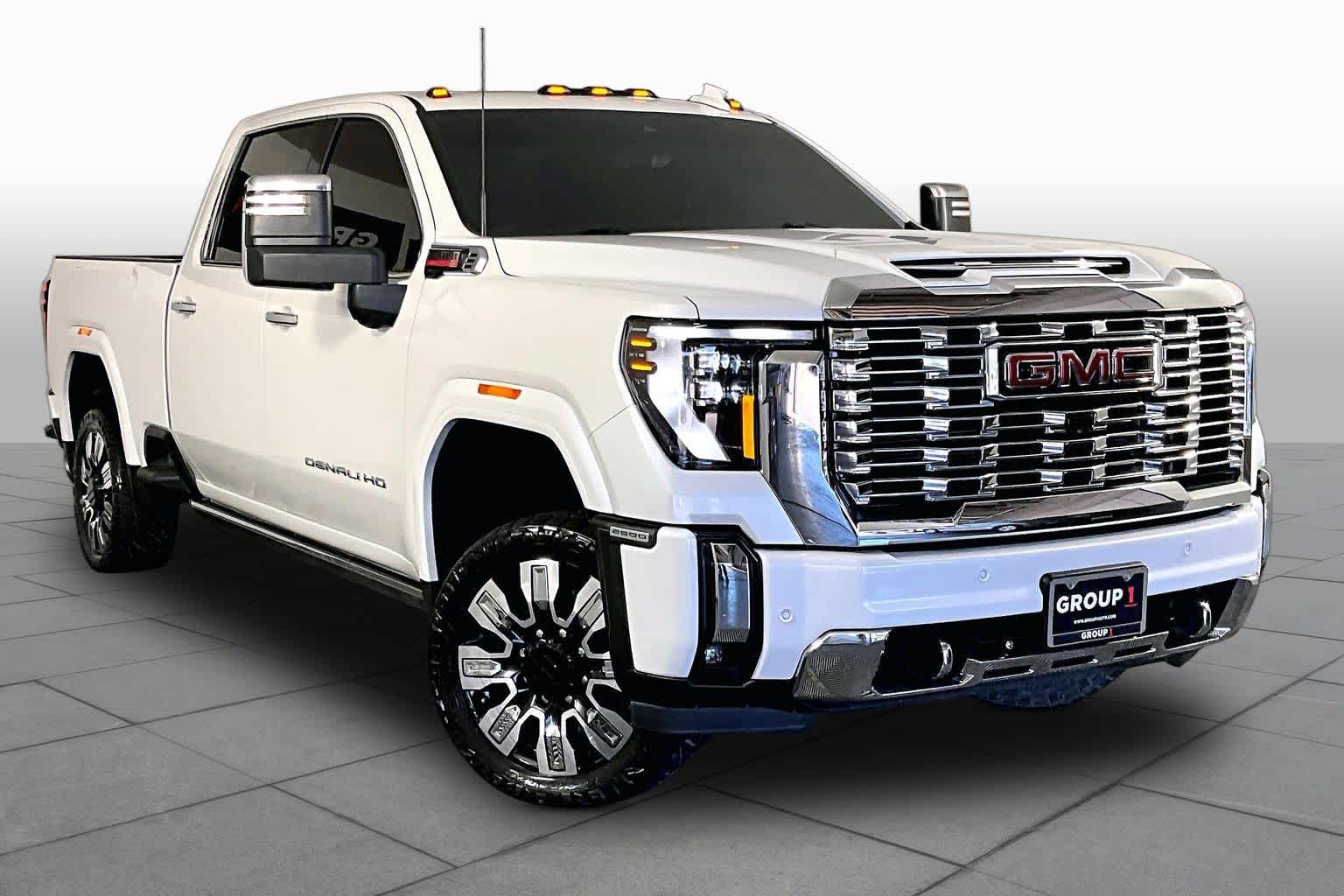 Used 2024 White Frost Tricoat GMC Denali image 3