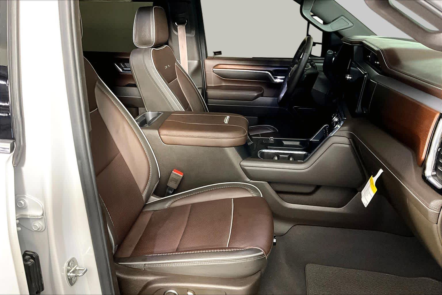 Used 2024 White Frost Tricoat GMC Denali image 9