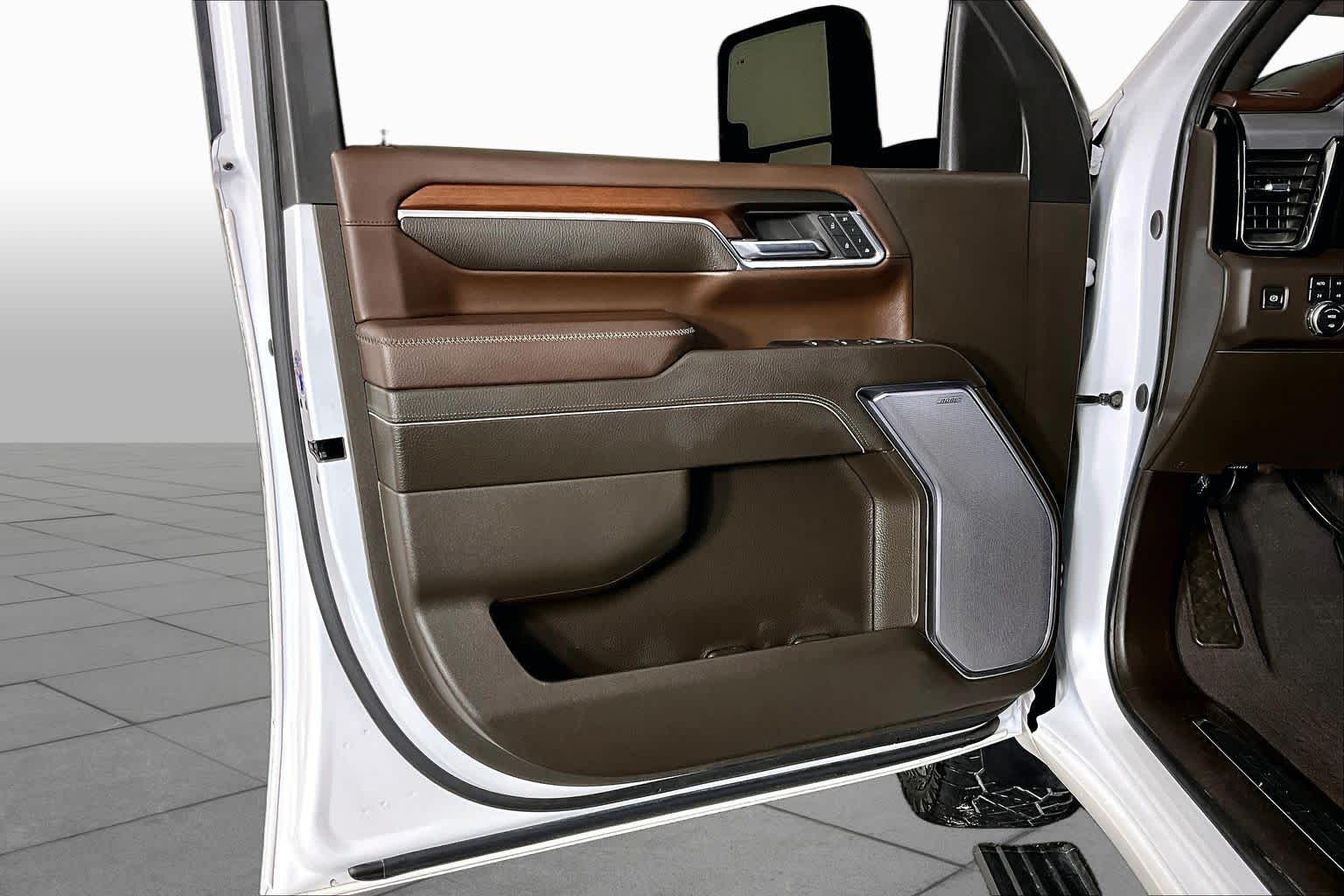 Used 2024 White Frost Tricoat GMC Denali image 22
