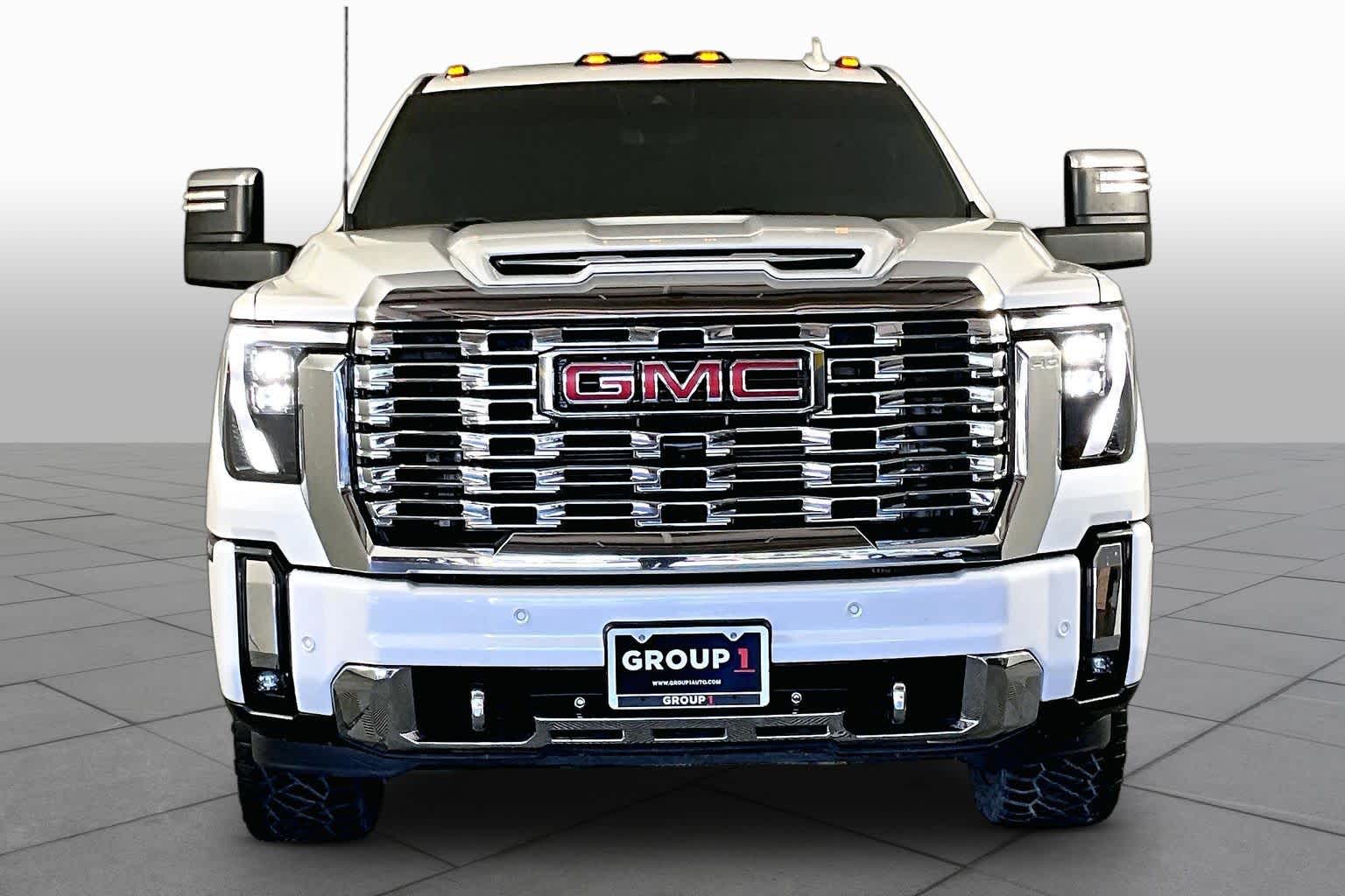 Used 2024 White Frost Tricoat GMC Denali image 4