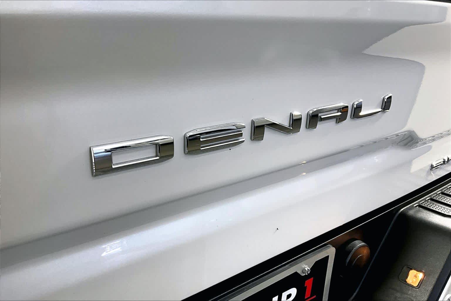 Used 2024 White Frost Tricoat GMC Denali image 10
