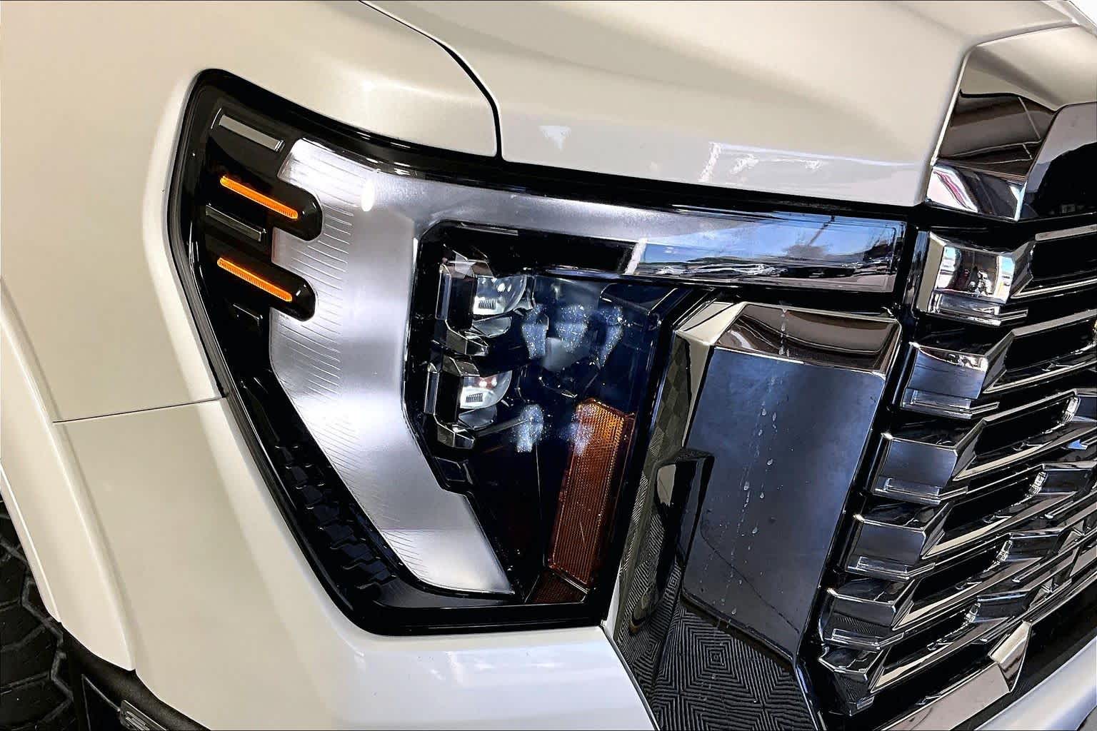 Used 2024 White Frost Tricoat GMC Denali image 28